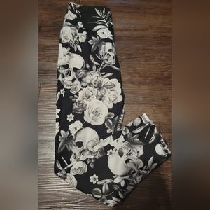 Ladies crop leggings with skulls size medium